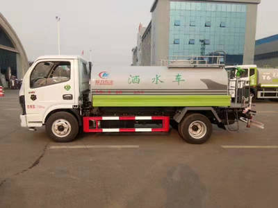 工地小型5噸灑水車 環(huán)保高效的施工現(xiàn)場管理利器