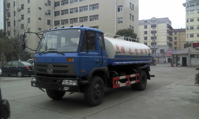 東風11噸灑水車與壓縮垃圾車 城市環(huán)衛(wèi)的雙重保障