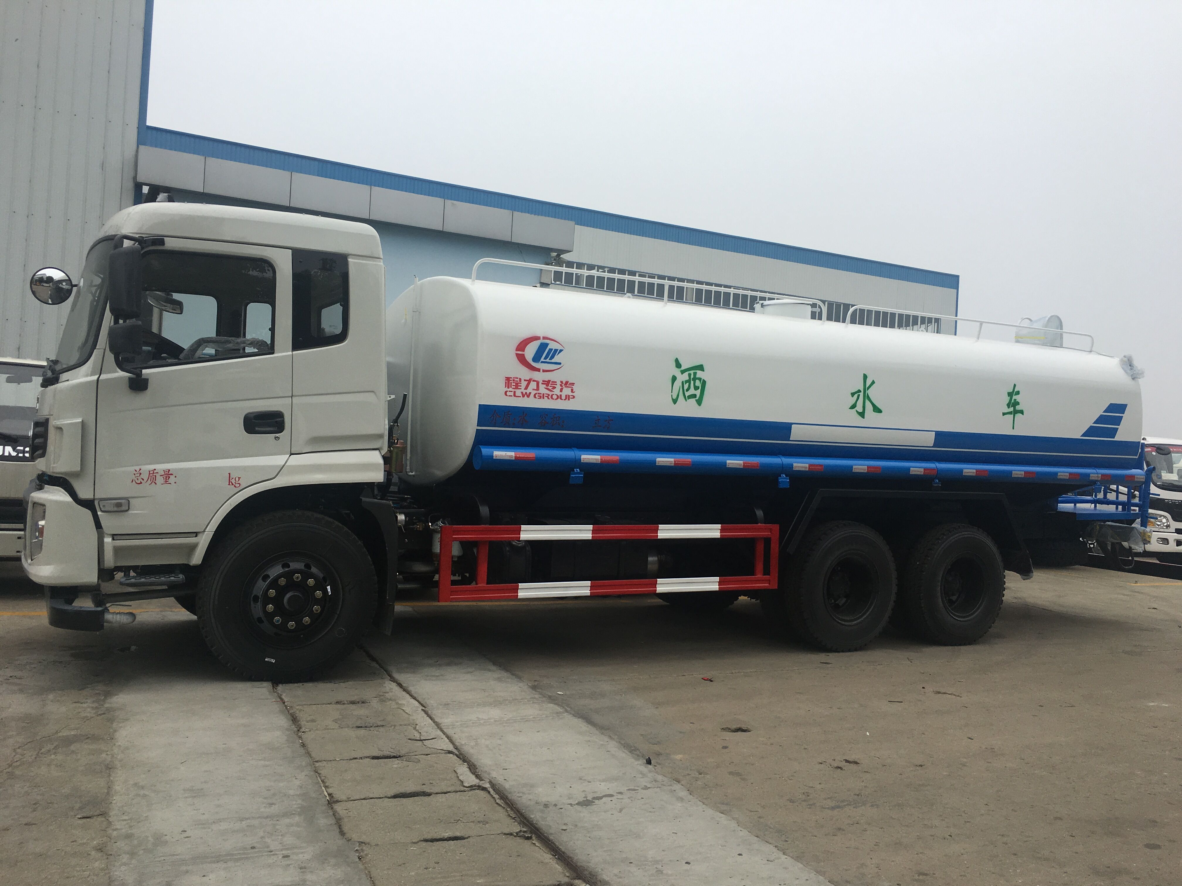 城市清潔的無(wú)聲衛(wèi)士 環(huán)衛(wèi)灑水車(chē)與壓縮垃圾車(chē)