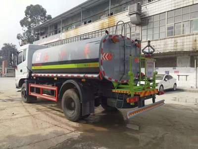 東莞灑水車專賣店 藍(lán)牌5方灑水車與多功能消防車的雙重優(yōu)勢(shì)