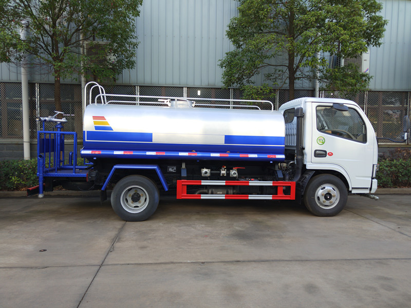 城市保潔的黃金搭檔 灑水車與壓縮垃圾車